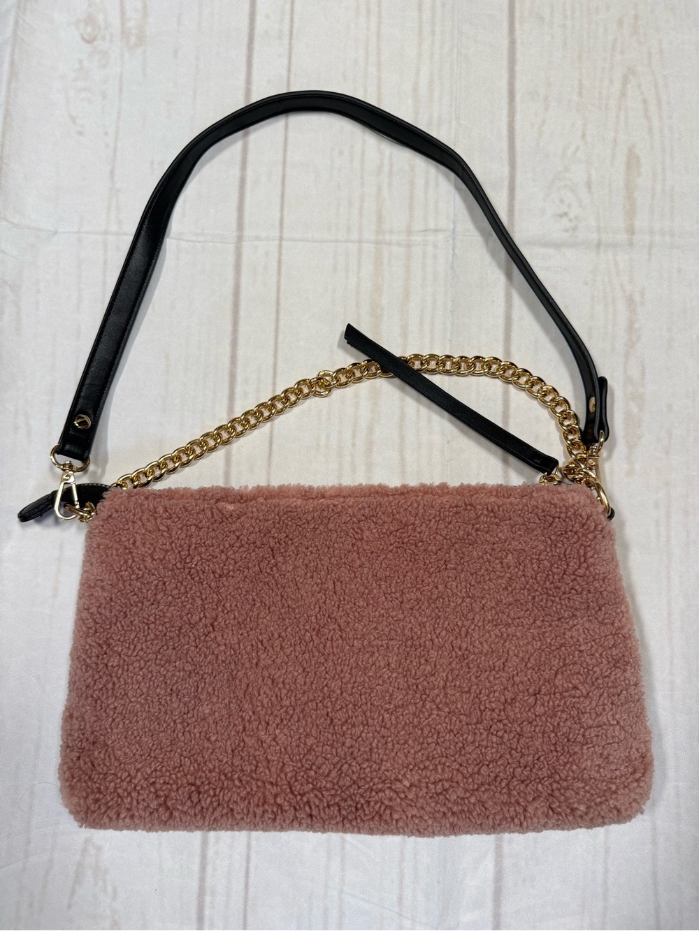 Crossi Faux Shearling/Sherpa Chain Slouchy
Shoulder bag pink mauve gold chain
